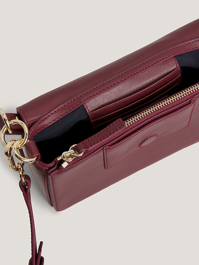red luxe leather crossbody-tasche mit wappen für damen - tommy hilfiger