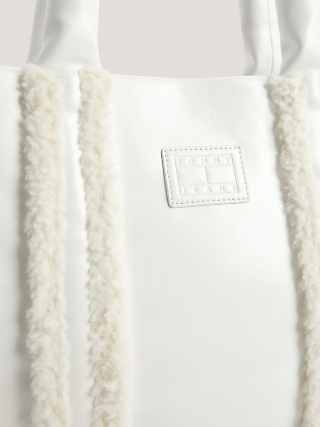 white mittelgroße tote-bag mit sherpa-besatz für damen - tommy jeans