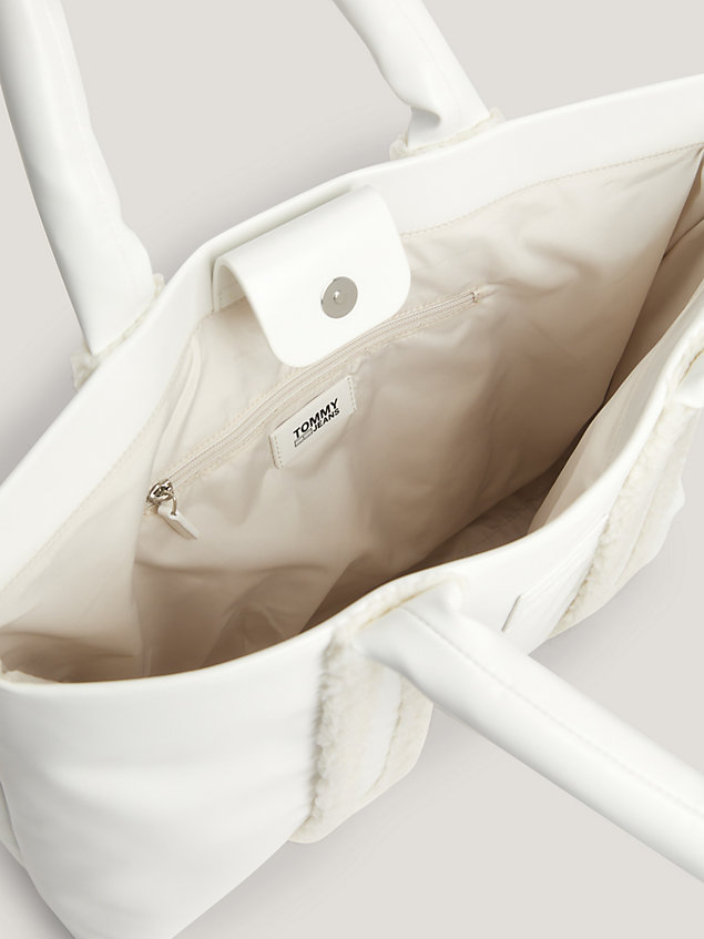 white mittelgroße tote-bag mit sherpa-besatz für damen - tommy jeans