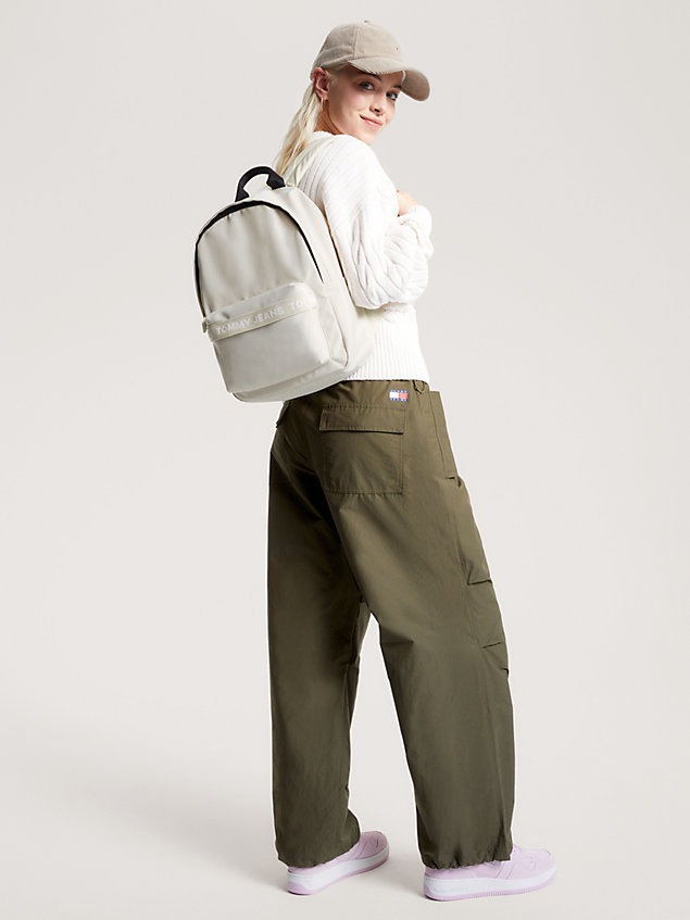 beige essential rucksack aus recycling-material für damen - tommy jeans