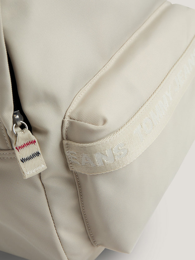 beige essential gerecyclede rugzak met logotape voor dames - tommy jeans