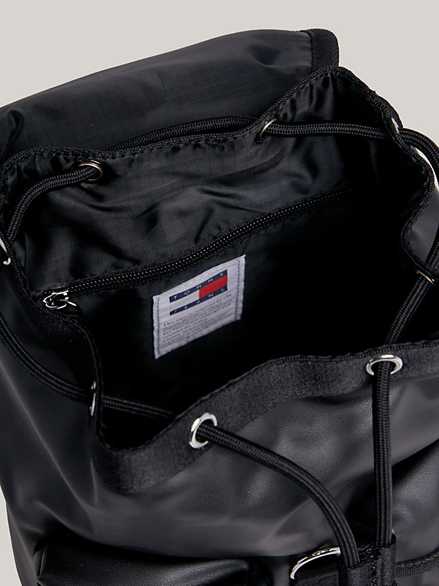 black heritage rucksack mit logo an klappe für damen - tommy jeans
