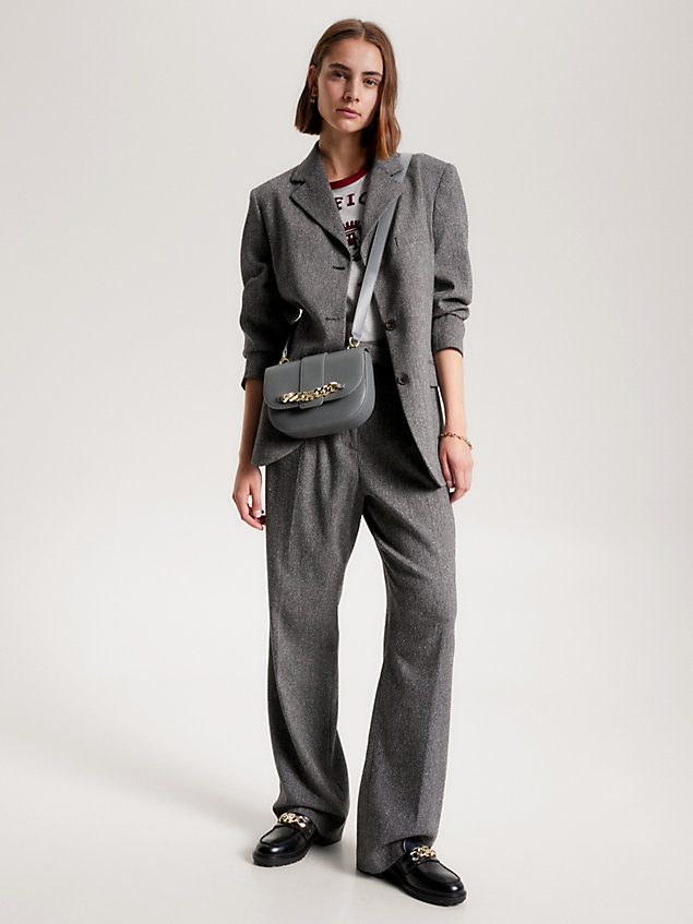 grey crossbodytas met kettingdetail voor dames - tommy hilfiger