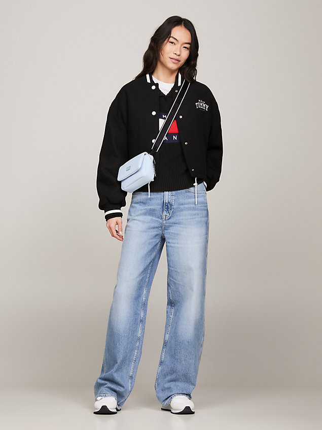 blue kleine crossbody-tasche mit logo an klappe für damen - tommy jeans