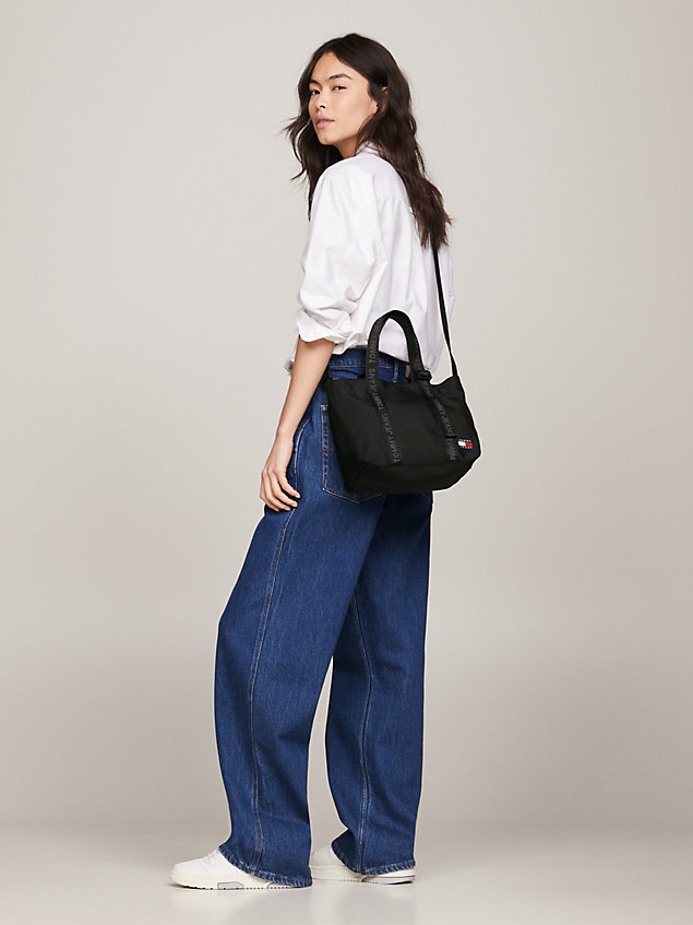 black essential kleine tote-bag mit logo-patch für damen - tommy jeans