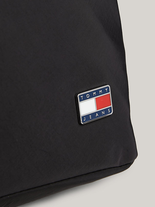 black kleine tote-bag mit logo-emblem für damen - tommy jeans