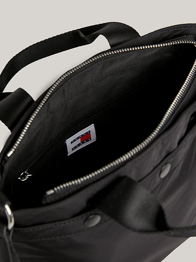 black kleine tote-bag mit logo-emblem für damen - tommy jeans
