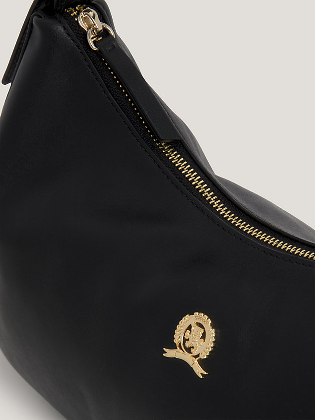 black skórzana torba hobo z emblematem dla kobiety - tommy hilfiger