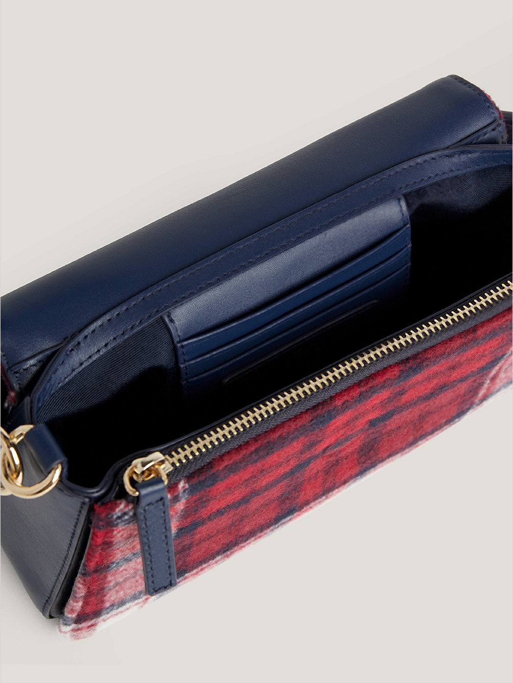 red luxe leather crossbody-tasche mit schottenkaro für damen - tommy hilfiger