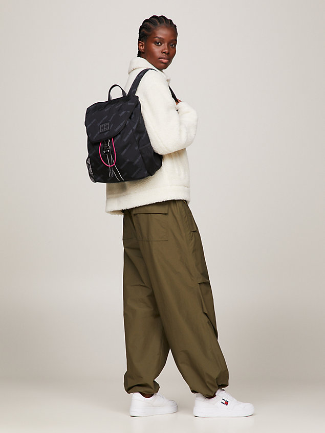 grey rucksack mit logomuster aus recycling-nylon für damen - tommy jeans