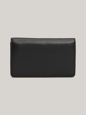 cartera de piel con solapa y logo metálico negro de mujeres tommy hilfiger