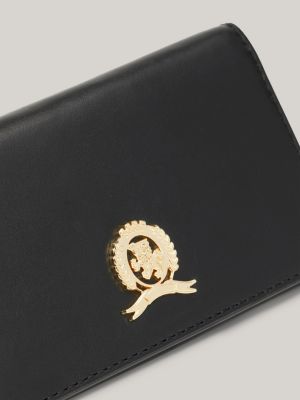 cartera de piel con solapa y logo metálico negro de mujeres tommy hilfiger
