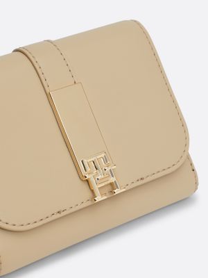 cartera heritage con solapa y monograma th beige de mujeres tommy hilfiger