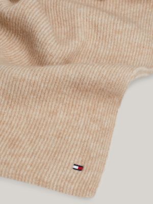 beige essential flauschiger schal mit flag für damen - tommy hilfiger