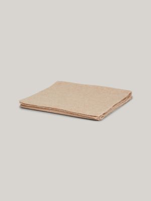 écharpe essential duveteuse à drapeau beige pour femmes tommy hilfiger