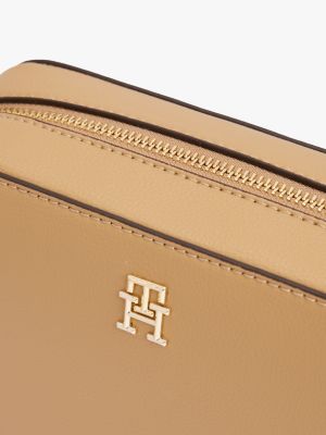 beige th soft kameratasche mit emblem für damen - tommy hilfiger