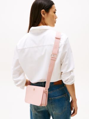 petit sac bandoulière à monotype hilfiger rose pour femmes tommy hilfiger