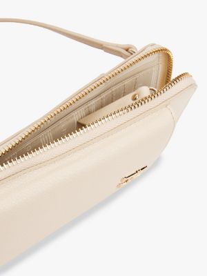 beige crossbody-etuitasche mit handyfach für damen - tommy hilfiger