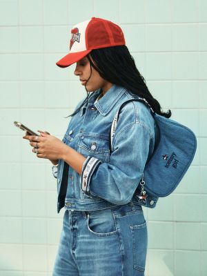 blau tommy girl denim-schultertasche mit anhängern für damen - tommy jeans