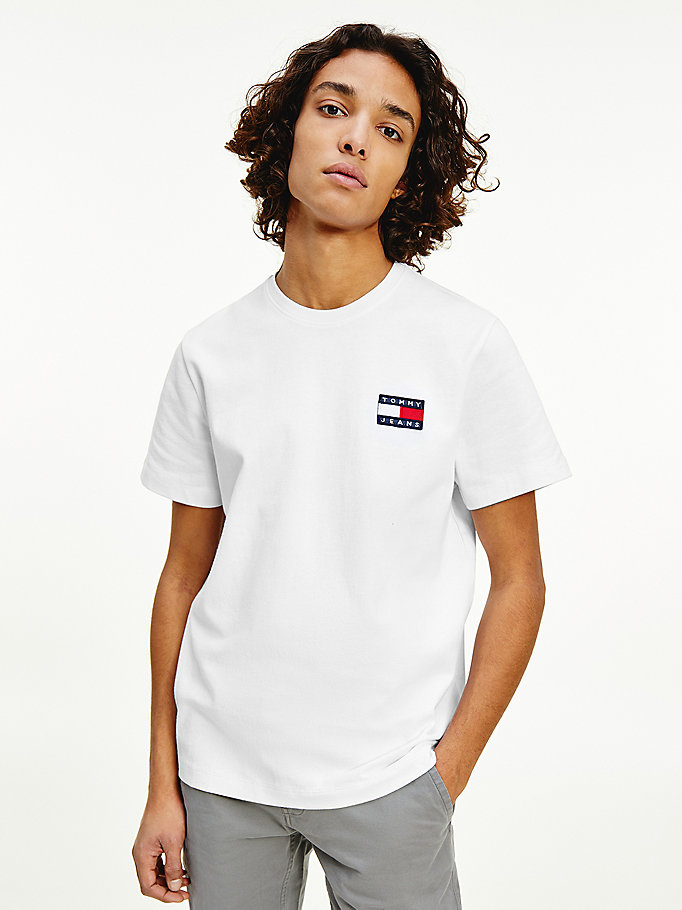 wit t-shirt van biologisch jerseykatoen met badge voor men - tommy jeans