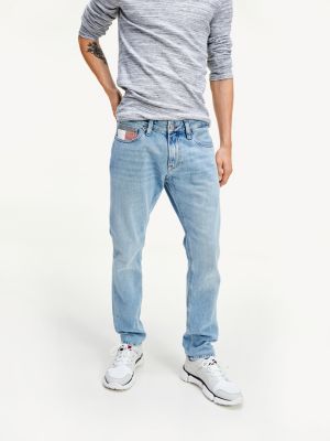 slim fit jeans with sneakers