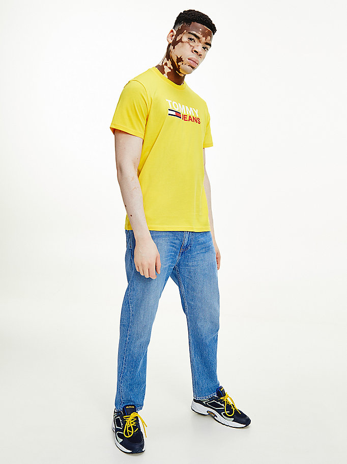 gelb t-shirt mit flag und logo für men - tommy jeans