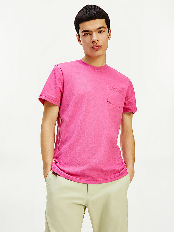 camiseta con logo en el bolsillo rosa de hombre tommy jeans