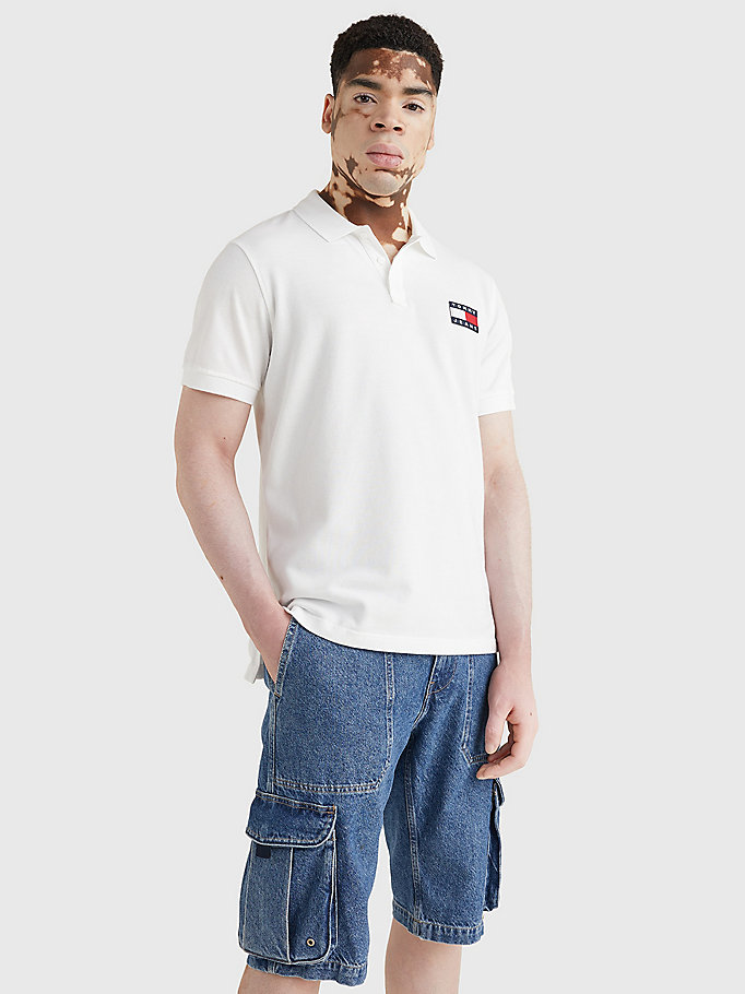 wit lichtgewicht regular fit polo met badge voor heren - tommy jeans