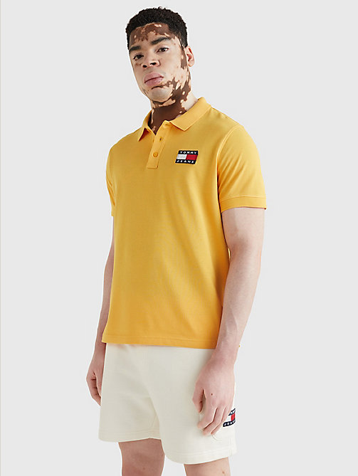 polo coupe standard léger à badge jaune pour hommes tommy jeans