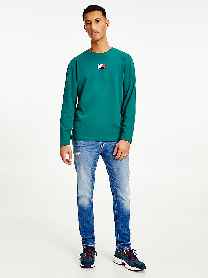 t-shirt a maniche lunghe con distintivo tommy verde da men tommy jeans