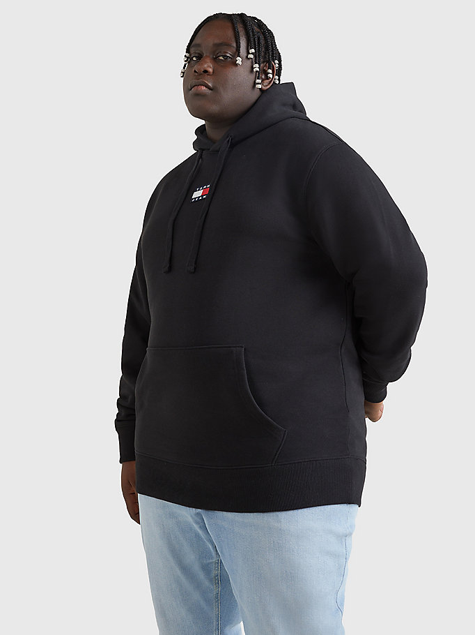 schwarz plus hoodie aus bio-baumwolle mit badge für herren - tommy jeans