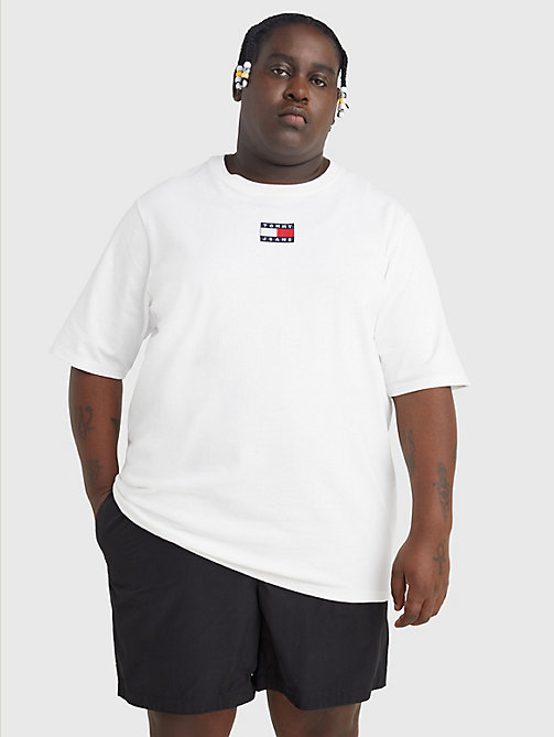 wit plus t-shirt met tommy-badge voor heren - tommy jeans