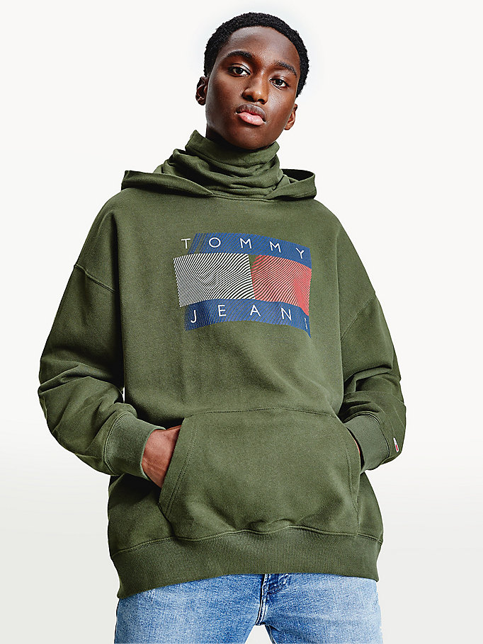 groen hoodie met tunnelkraag en reflecterend logo voor heren - tommy jeans