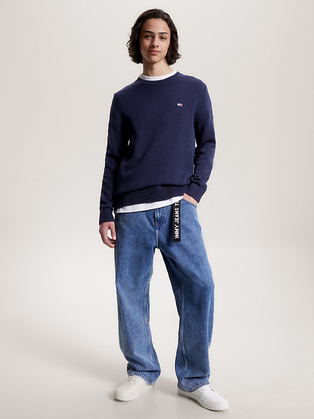 blue essential rundhalspullover mit flag für herren - tommy jeans