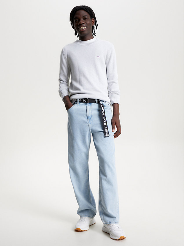 grey essential rundhalspullover mit flag für herren - tommy jeans
