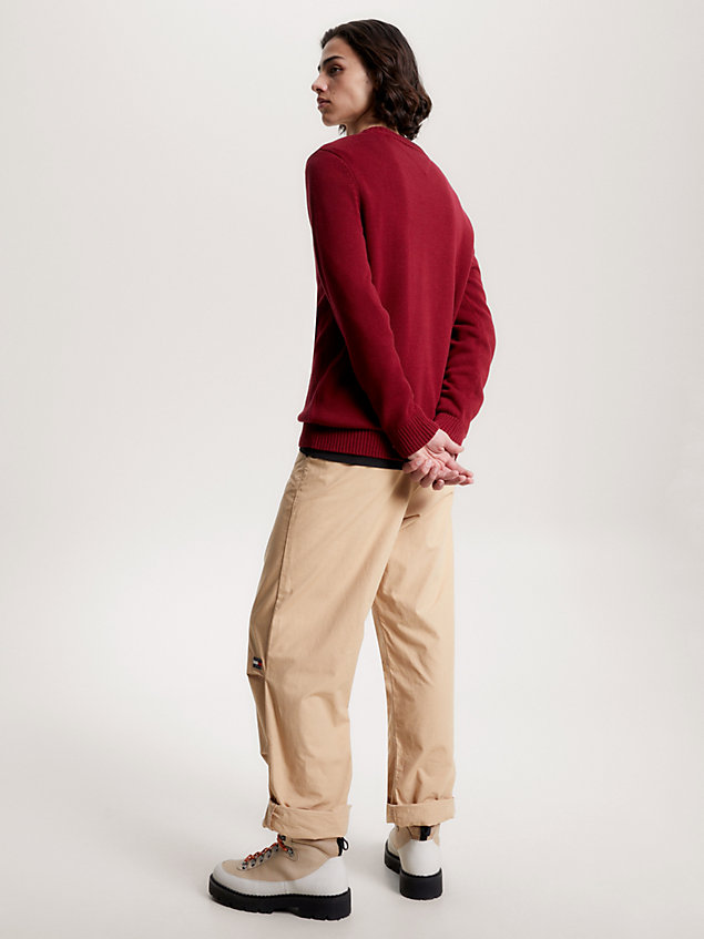 red essential trui met ronde hals en vlag voor heren - tommy jeans
