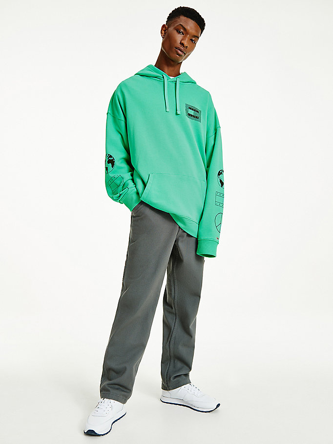 grün hoodie aus recycling-baumwolle mit unity-logo für herren - tommy jeans
