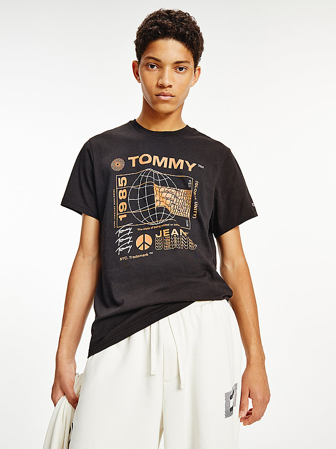 schwarz t-shirt aus recycling-baumwolle mit print für men - tommy jeans