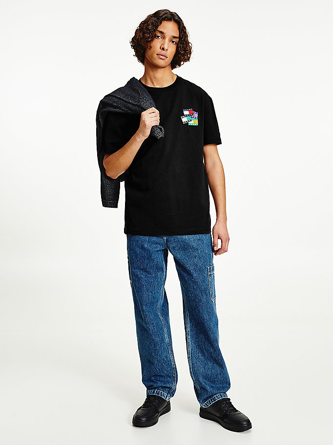 t-shirt in cotone biologico con distintivi nero da uomo tommy jeans