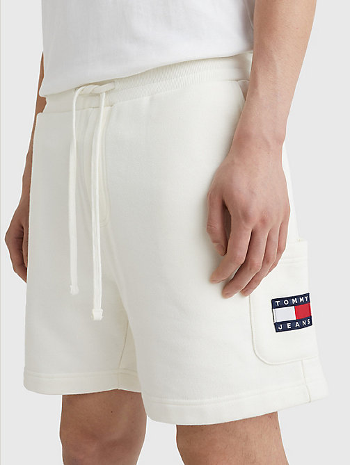 weiß cargo-shorts mit tommy-badge für herren - tommy jeans