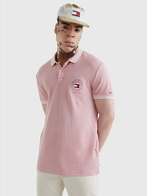 rosa bio-baumwoll-poloshirt mit aufgesticktem logo für herren - tommy jeans