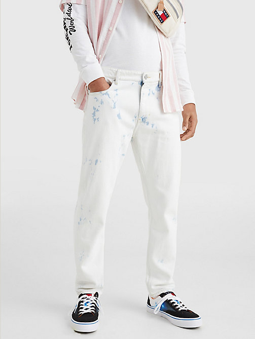 деним зауженные джинсы dad с вареным узором marble для женщины - tommy jeans