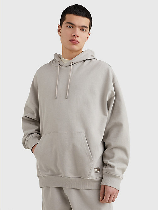 grau hoodie mit gleichfarbigem logo für herren - tommy jeans
