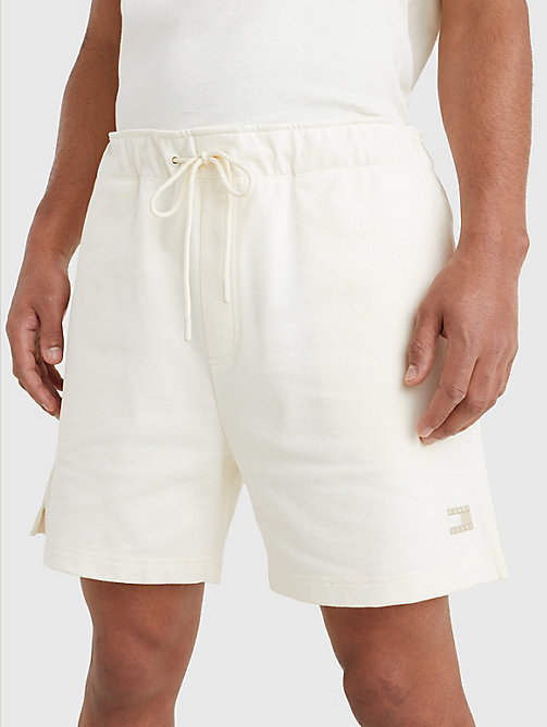 pantalón corto con logo tonal blanco de mujer tommy jeans