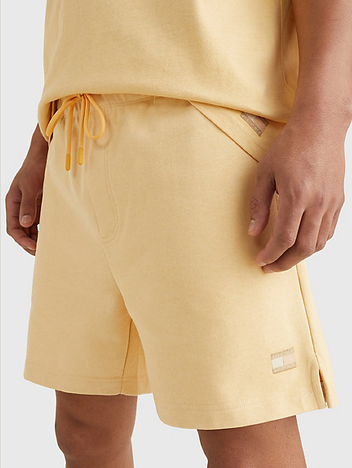 short à logo ton sur ton jaune pour hommes tommy jeans
