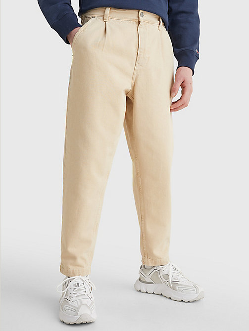 beige tapered fit chinos für herren - tommy jeans