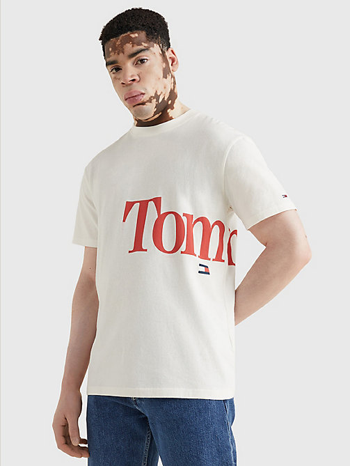 weiß t-shirt aus bio-baumwolle mit geteiltem logo für herren - tommy jeans