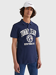 blau poloshirt mit college-logo für men - tommy jeans