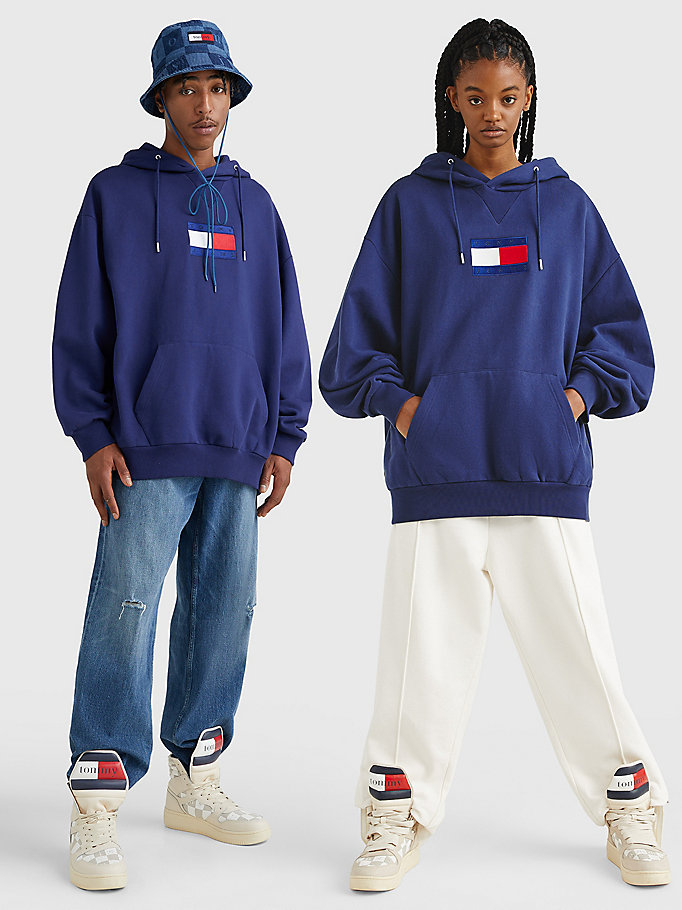 blau hoodie mit wildleder-effekt-logo für herren - tommy jeans