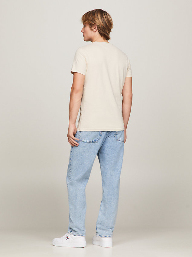 lot de 2 t-shirts essential ajustés en jersey beige pour hommes tommy jeans